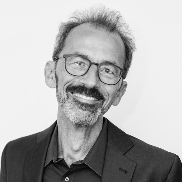 Schwarz-Weiß Proträt von Frank Sträter